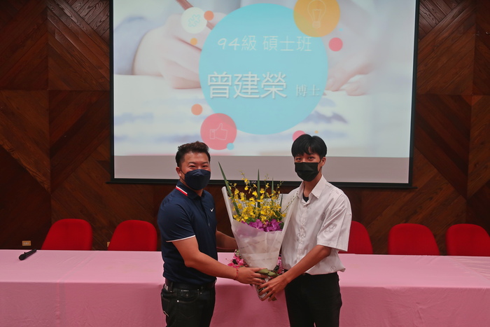 系學會會長張簡皓彬獻花圖片
